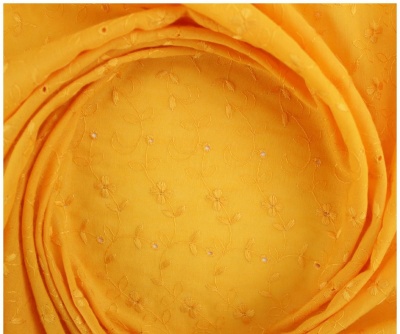 Tecido amarelo com padrão bordado de pequenas flores