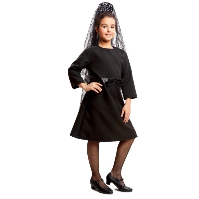 Criança vestida com vestido preto, cinto preto, véu rendado preto, meia-calça preta de rede e sapatos pretos.