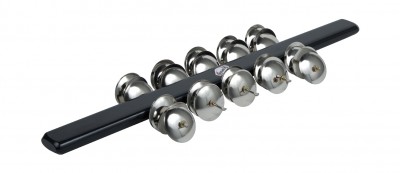 Conjunto de sinos metálicos prateados alinhados numa barra preta