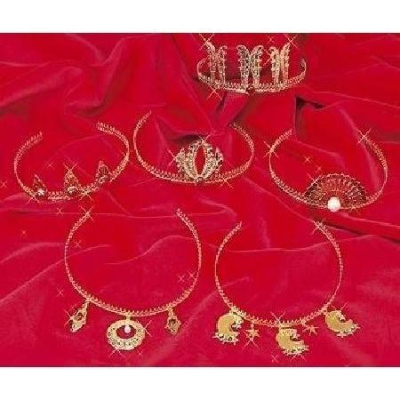 Colares e tiaras dourados com detalhes e pérola em tecido vermelho.