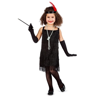Criança em fantasia de anos 20 com vestido preto de franjas e acessórios
