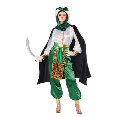 Fantasia feminina com túnica branca, calças verdes, capa preta e turbante, segurando espada curva prateada.