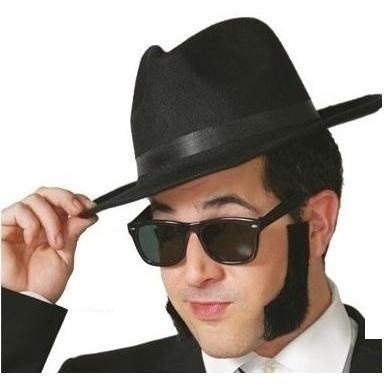 Homem de chapéu preto e óculos de sol