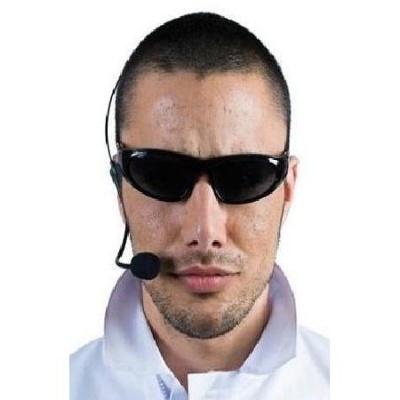 Homem com óculos escuros e auricular com microfone