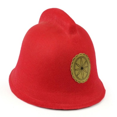 Chapéu vermelho de feltro com etiqueta dourada