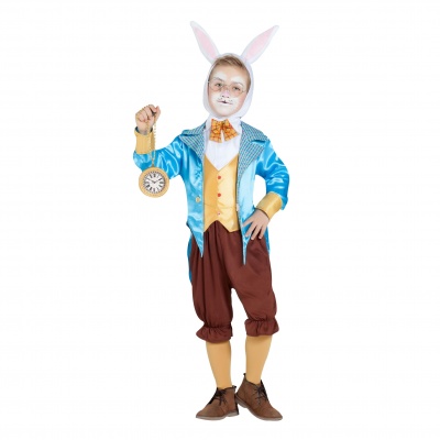 Criança fantasiada de coelho com roupa azul, amarelo e castanho segurando relógio de bolso dourado.