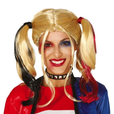 Peruca loira com rabos de cavalo em preto e vermelho e maquiagem colorida no rosto