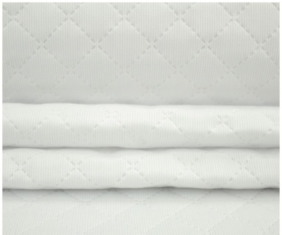Tecido branco acolchoado com padrão de diamantes e relevo