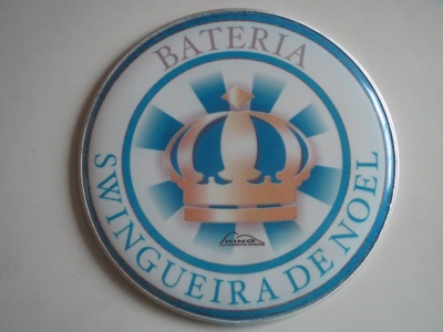 Pandeiro branco com borda metálica e coroa azul e castanha com texto