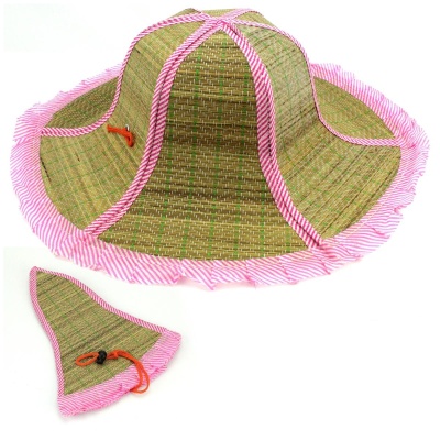 Chapéu de palha verde com acabamento rosa riscado e peça triangular complementar