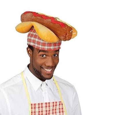 Homem com avental xadrez e chapéu em forma de cachorro quente