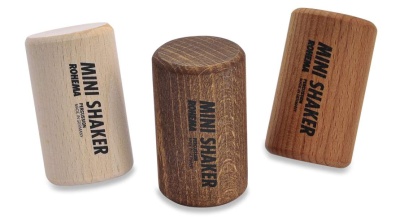 Três mini shakers de madeira de diferentes cores com texto preto sobre fundo branco