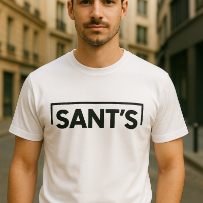 Homem a usar t-shirt branca com texto SANT'S preto numa rua da cidade