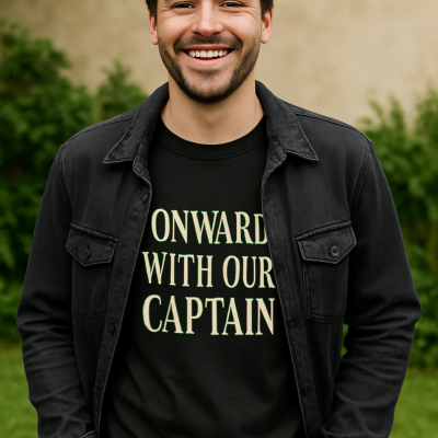 Homem sorridente com t-shirt preta com texto e camisa preta de ganga ao ar livre