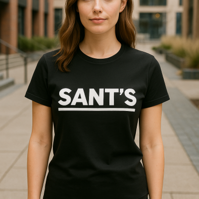 Mulher a usar t-shirt preta com texto branco SANT'S no peito