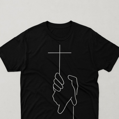 T-shirt preta com estampa de mão segurando cruz branca