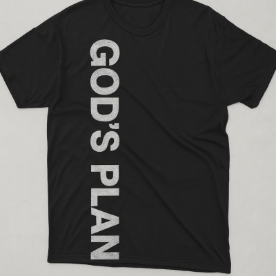 Camiseta preta com texto branco vertical GOD'S PLAN