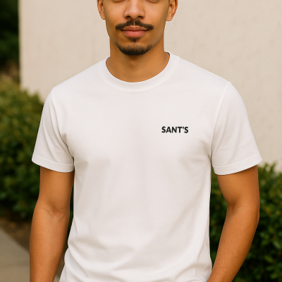 Homem com camiseta branca SANT'S