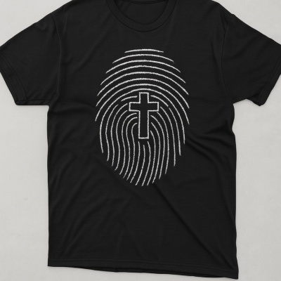 T-shirt preta com estampa branca de impressão digital e cruz no centro