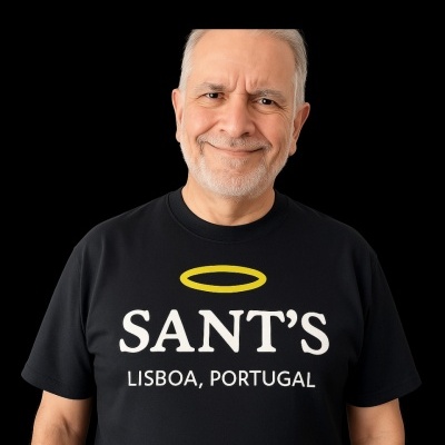 Homem com t-shirt preta SANT'S LISBOA, PORTUGAL e halo amarelo