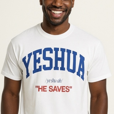 T-shirt branca com texto YESHUA em azul e HE SAVES em vermelho