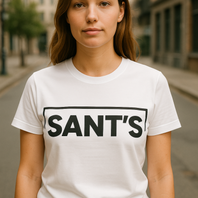 T-shirt branca com texto SANT'S em letras pretas