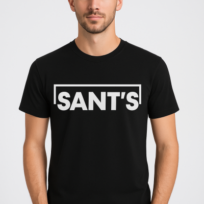 Homem a usar uma t-shirt preta com texto branco 'SANT'S'