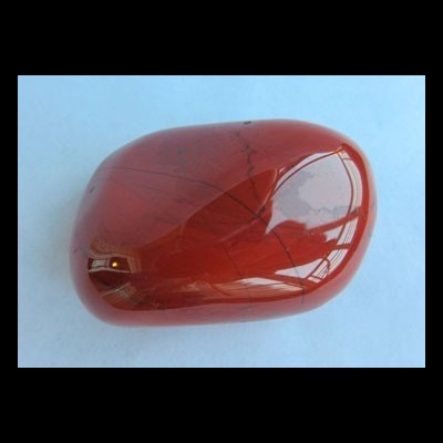 pedra polida vermelho-alaranjada com superfície brilhante