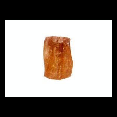 Cristal castanho alaranjado com textura rugosa num fundo branco