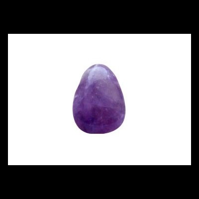 Pedra polida de ametista roxa com textura lisa num fundo branco