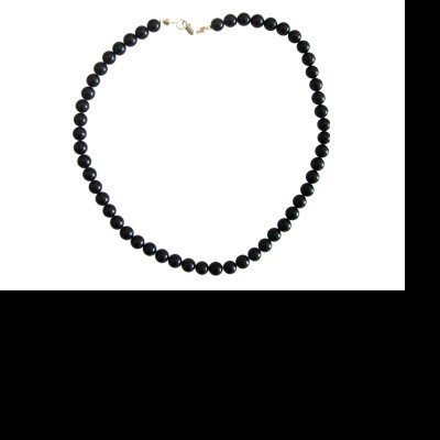 Colar de contas pretas com fecho dourado em fundo branco