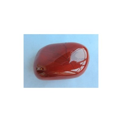 pedra vermelha polida sobre fundo azul