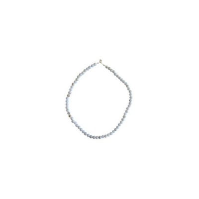 Colar de pérolas com fecho dourado num fundo branco