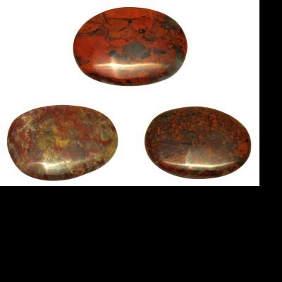 Três pedras decorativas polidas castanho e vermelho sobre fundo branco
