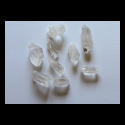 Cristais de quartzo transparentes irregulares sobre fundo branco