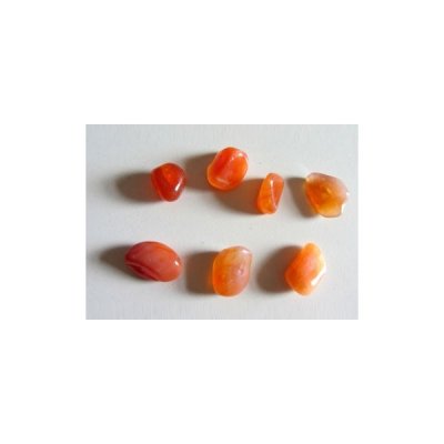 Sete pedras semipreciosas polidas alaranjadas e vermelhas sobre fundo branco