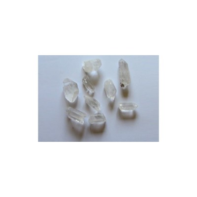 Cristais transparentes variados sobre fundo branco