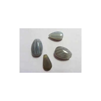 quatro pedras lisas várias formas tons cinzentos riscas fundo branco