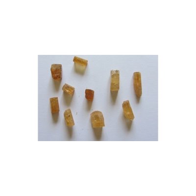 Peças pequenas de âmbar translúcido sobre fundo branco