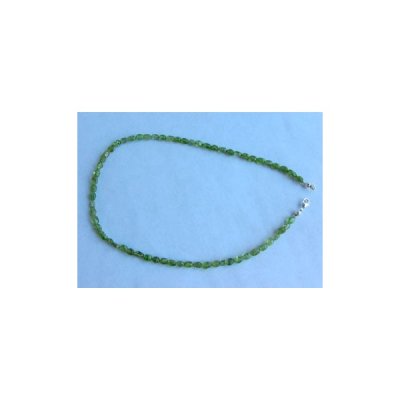 Colar de contas verdes translúcidas com fecho prateado sobre fundo azul claro