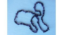 Colar ou pulseiras feitas de contas roxas sobre tecido branco