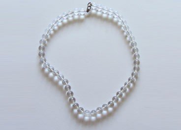 colar transparente com contas redondas e fecho metálico