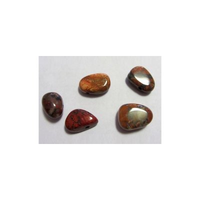 Pedras polidas em cores castanho e vermelho sobre fundo branco