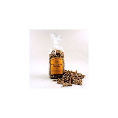 Pacote plástico com massa fusilli integral e etiqueta laranja sobre fundo branco