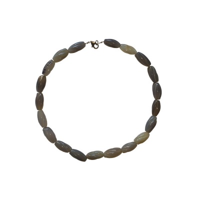 Colar de contas ovais em tons castanhos e bege com fecho metálico