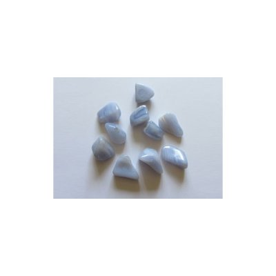 Pedras polidas azuis claras sobre fundo branco