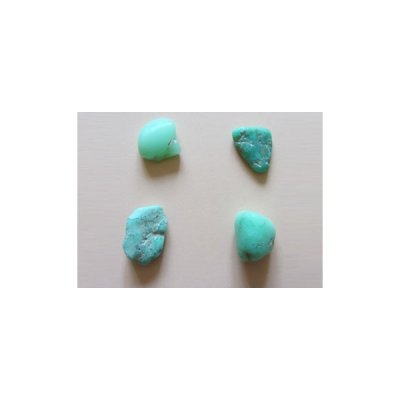 Quatro pedras de turquesa azul-verde com texturas variadas em fundo branco.
