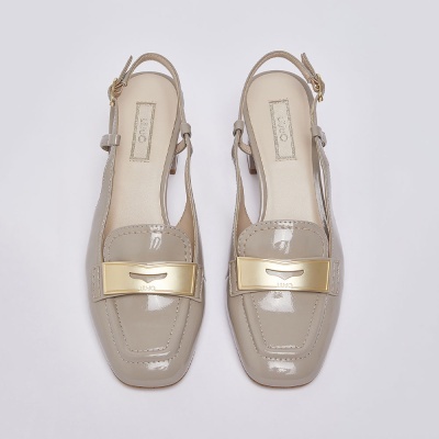 Mocassins de couro envernizado com tira no calcanhar