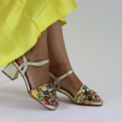 DANIELASHOES :: SANDALIA COM APLICAÇÕES SALTO MÉDIO