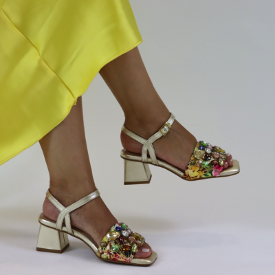 DANIELASHOES :: SANDALIA COM APLICAÇÕES SALTO MÉDIO